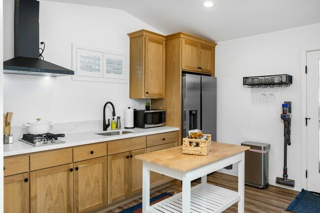 Building Photo - 663 S Tulip St