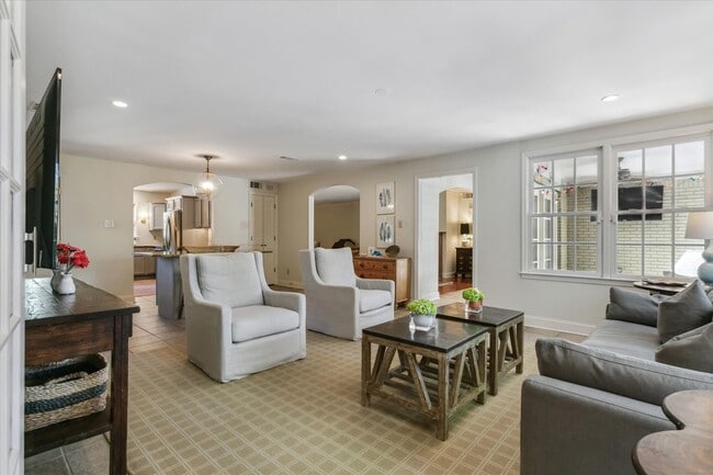 Building Photo - 5 bedroom 3 bathroom with over 3,500 square feet in East Memphis near Walnut Grove and Perkins