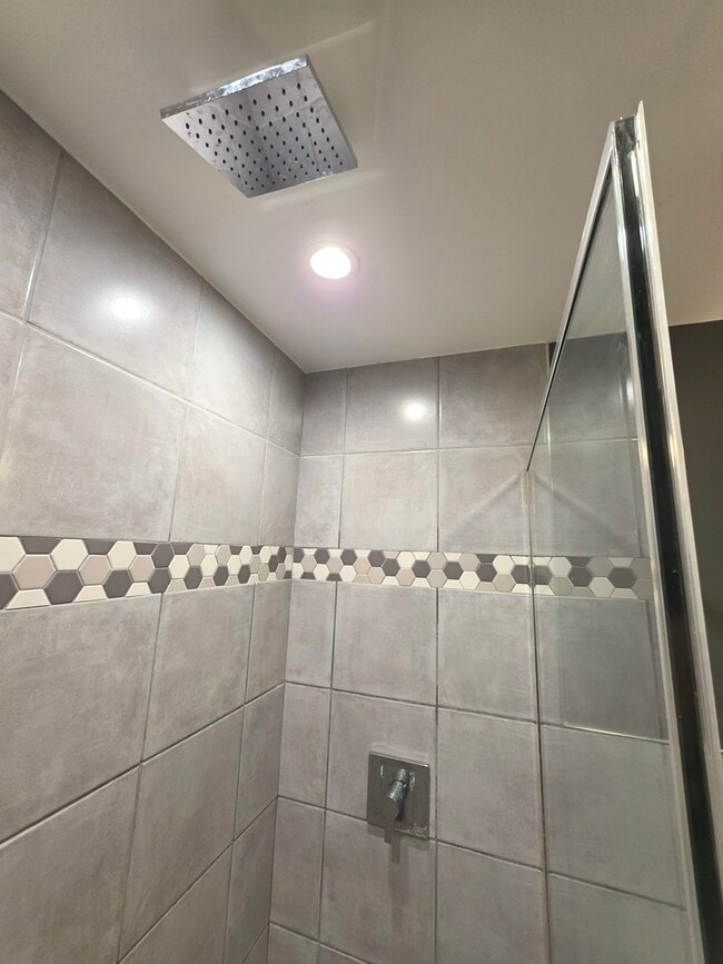 Building Photo - 3114 N Lincoln Ave