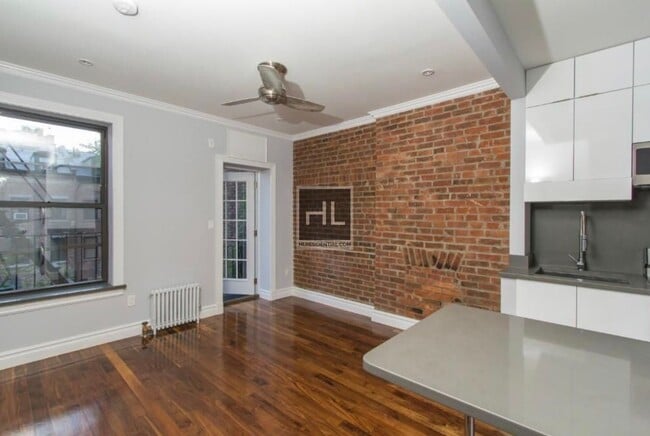 Building Photo - 350 W 21st St