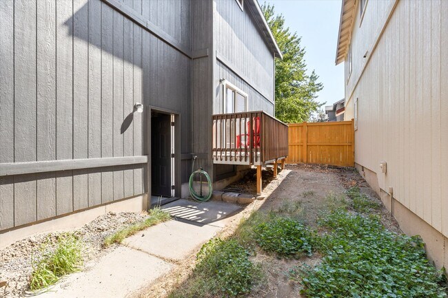 Building Photo - Charming, Furnished 3 bedroom Home w/ Garage