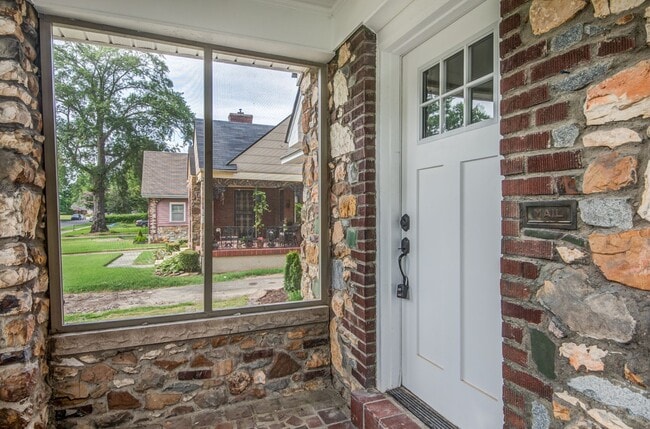 Building Photo - Live Stylishly. Live Comfortably. Live Memphis