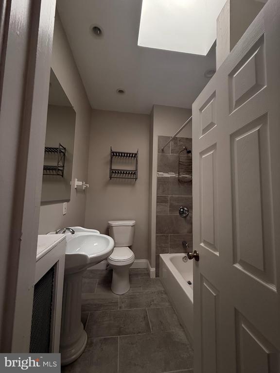 Building Photo - 824 E 33rd St