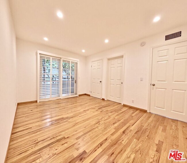 Building Photo - 805 N W Knoll Dr