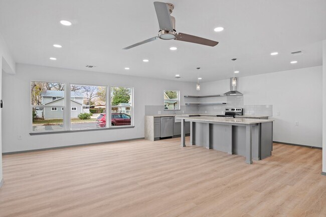 Building Photo - 905 N Lincoln St