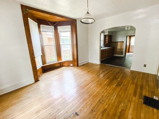 Building Photo - Three Bedroom Close To Campus