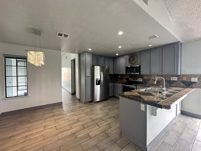 Building Photo - Four Bedroom