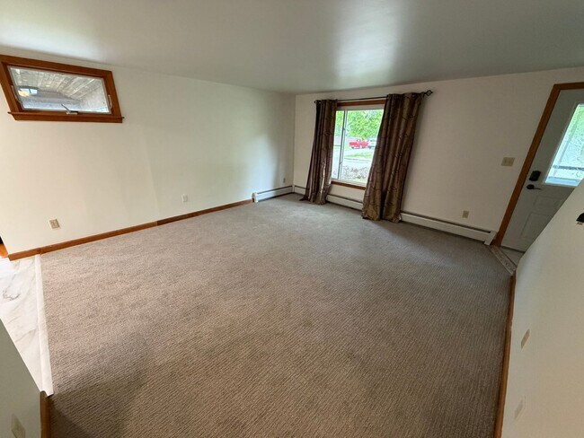 Building Photo - Beautiful 4 Bed / 2 Bath, Single Family Home. Close to Downtown Northampton!