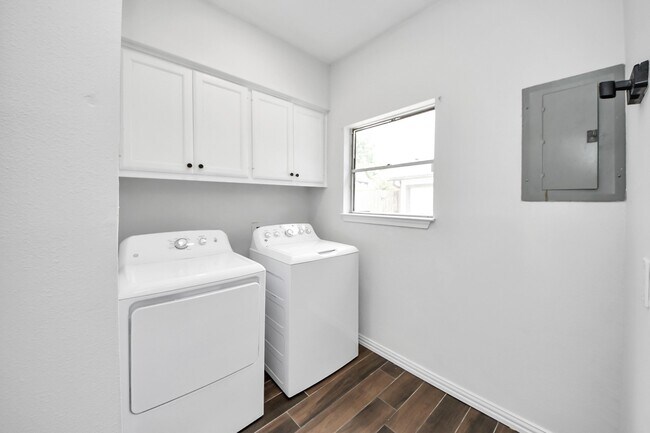 Building Photo - 5310 Oak Cove Dr