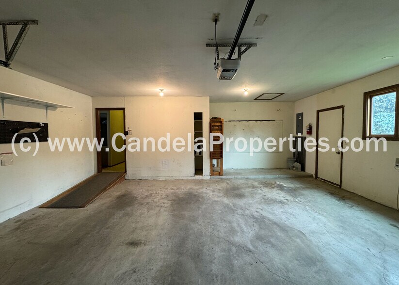 Building Photo - 2970 Shoreham Cir