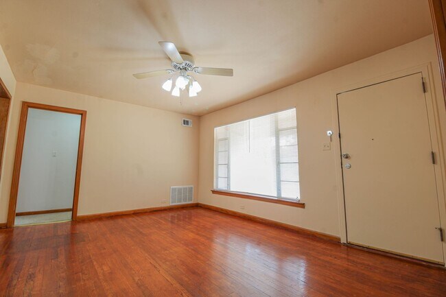 Building Photo - 1327 Vanderbilt St