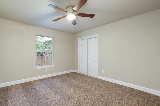 Building Photo - 3 bedroom 2 bath less than a mile from Fort Sam AFB!