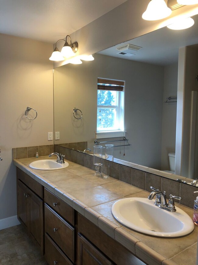 Building Photo - 4 Bedroom / 2.5 Bathroom Home in SE Bend