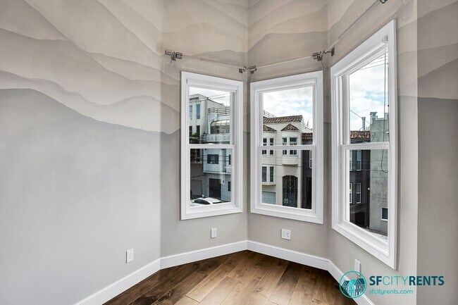 Building Photo - Russian Hill: Remodeled Top Floor Flat w/ In-Unit W/D, A/C, Private Roof Deck & Garage Parking w/...