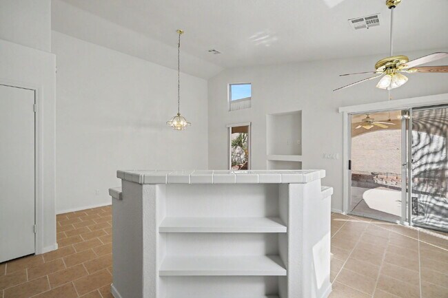 Building Photo - 2054 Cardigan Ave