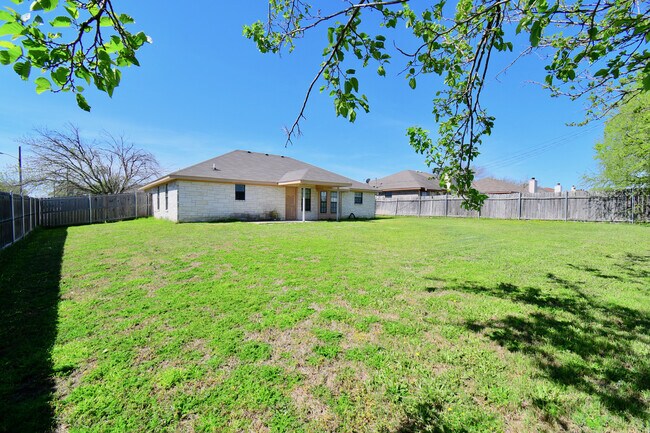 Building Photo - Lovely 3 bedroom 2 bathroom 2 car garage h...