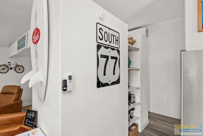 Building Photo - 105 E Marisol Dr