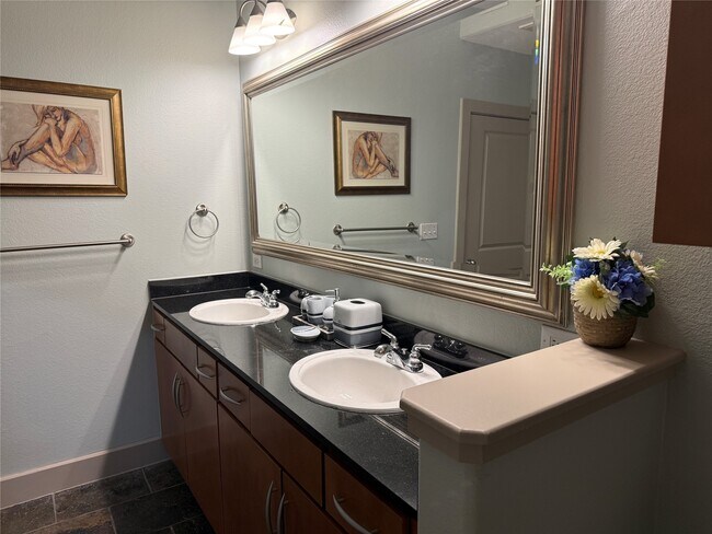 Building Photo - 1901 Post Oak Blvd