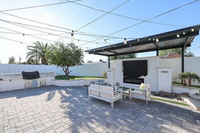 Building Photo - 3213 E Emile Zola Ave