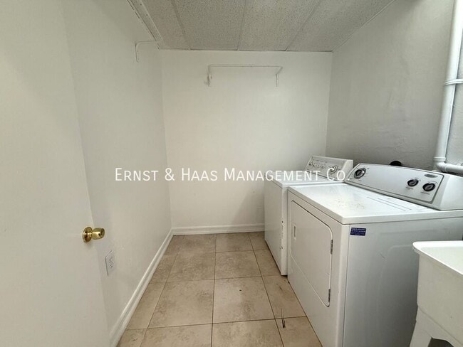 Building Photo - 4723 Blackthorne Ave