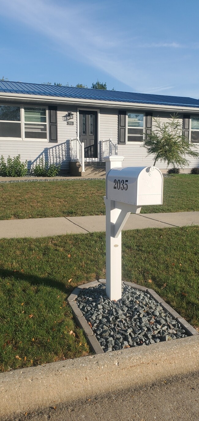 Building Photo - 2035 Ridgeway Rd