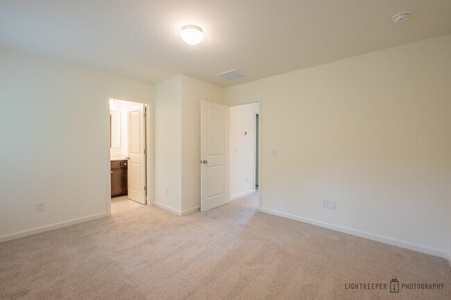 Building Photo - 215 Banbury Ln