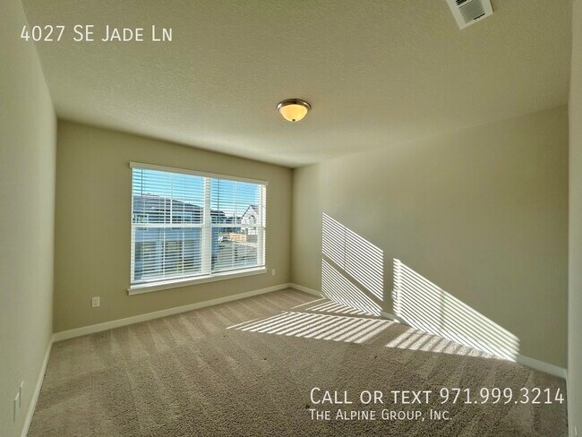 Building Photo - 4027 SE Jade Ln