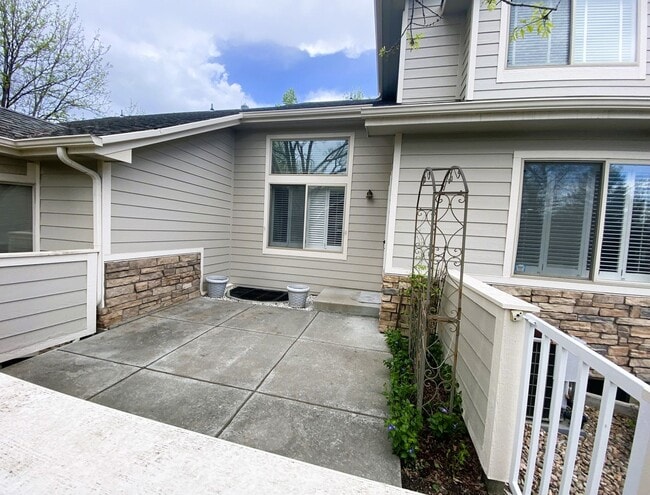 Building Photo - Well located 2+ bedroom townhome