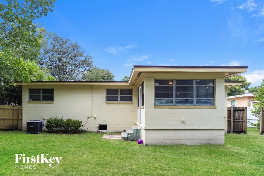 Building Photo - 2517 Columbine Dr N