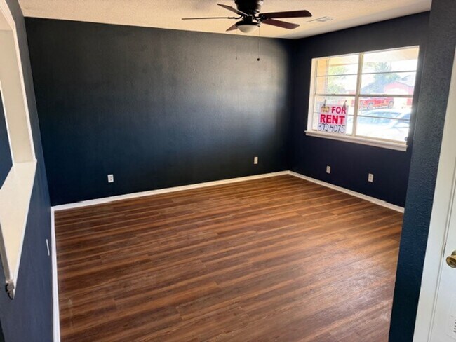 Building Photo - CALL FOR MOVE IN SPECIAL!!! Room for Everyone! Charming 4-Bed 1.5 Bath