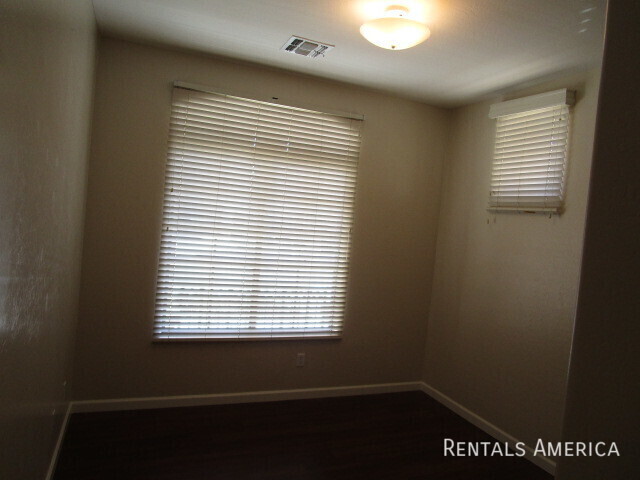 Building Photo - Desirable Rovey Farm Estates in Glendale l...