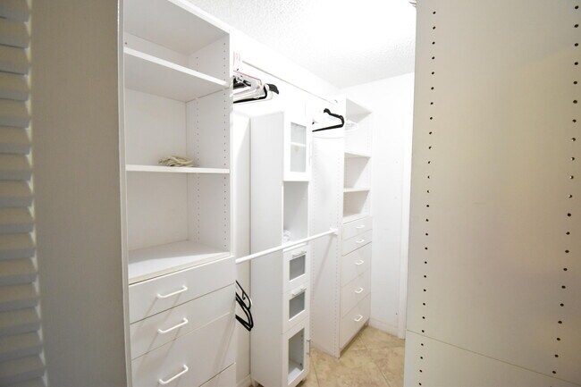 Building Photo - 9426 Southampton Pl