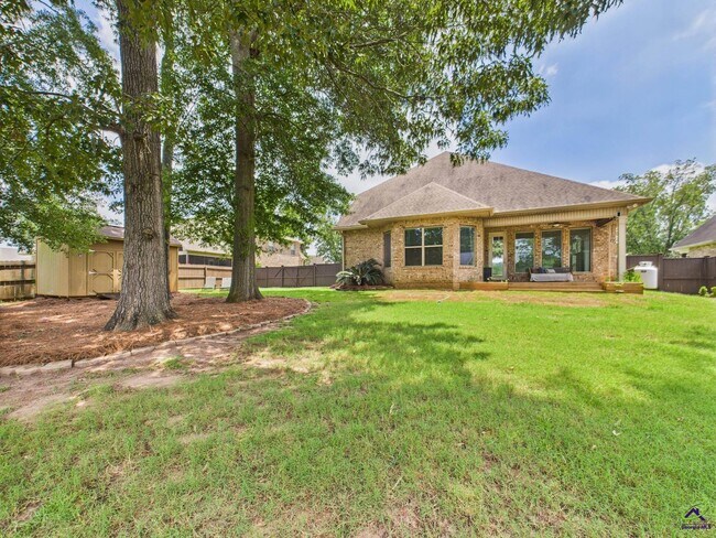 Building Photo - 205 Pebble Stone Pl