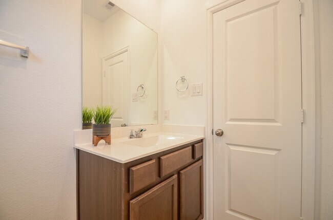 Building Photo - 1105 Breech Dr