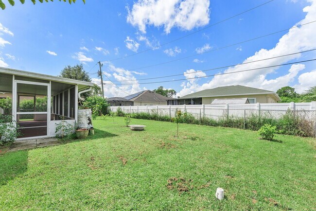 Building Photo - 1622 SW Realty St