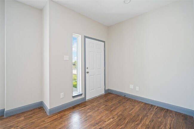 Building Photo - 4506 Mayflower St