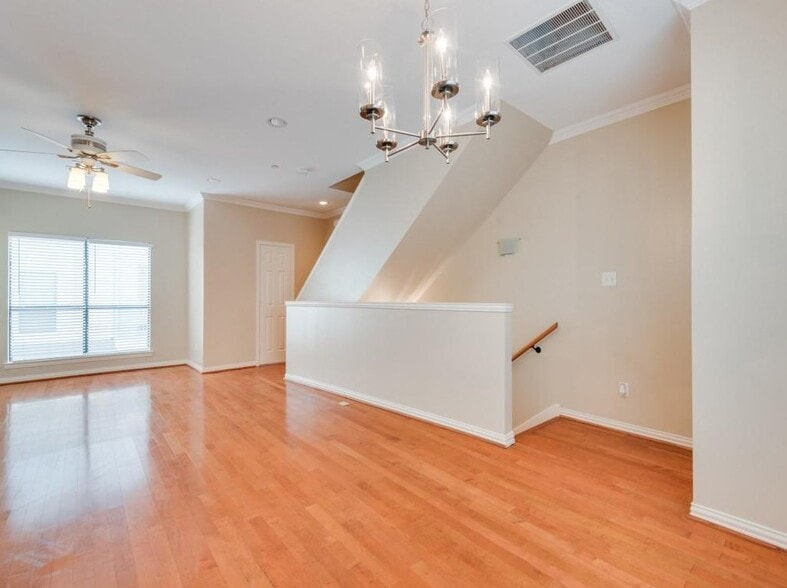 Living - 2407 Stutz Dr