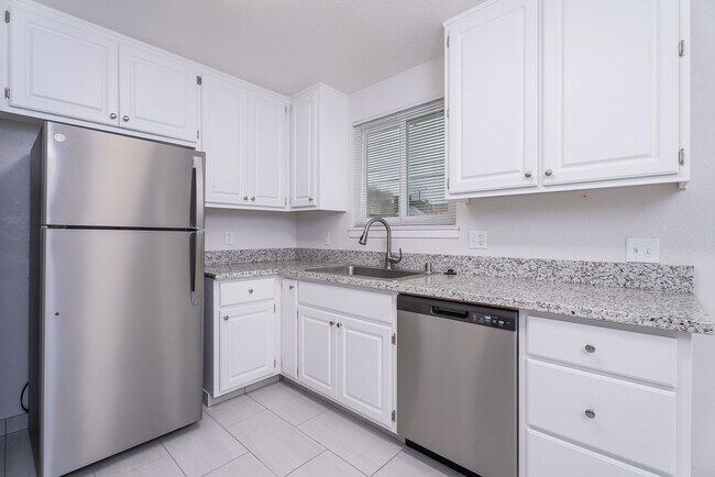 Building Photo - 6037 N Haven Dr