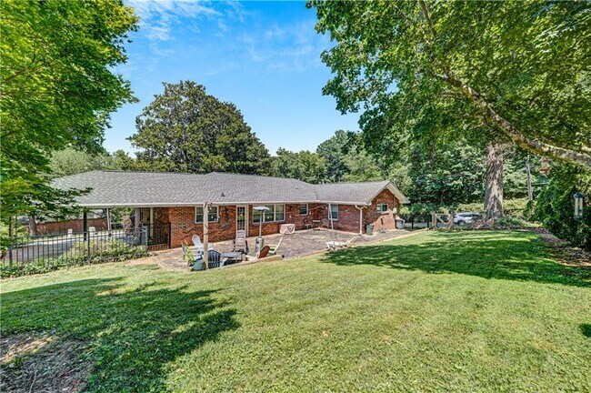 Building Photo - 2127 Desmond Dr