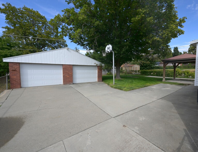 2 Car Garage - 1829 E Severn Dr