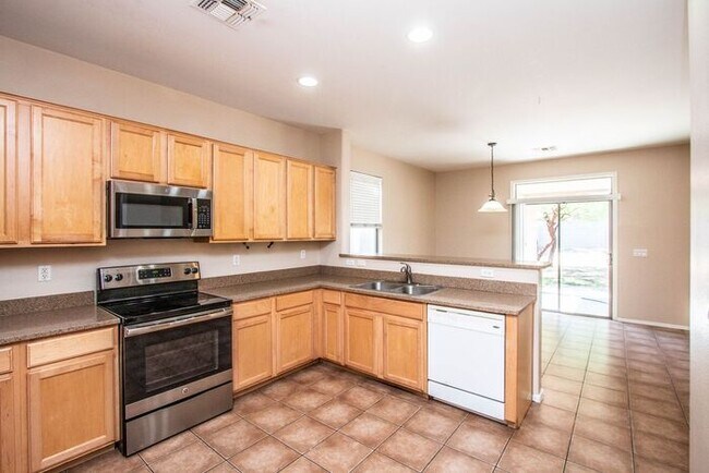 Building Photo - 5Bedroom/3Bath San Tan Vally Home!