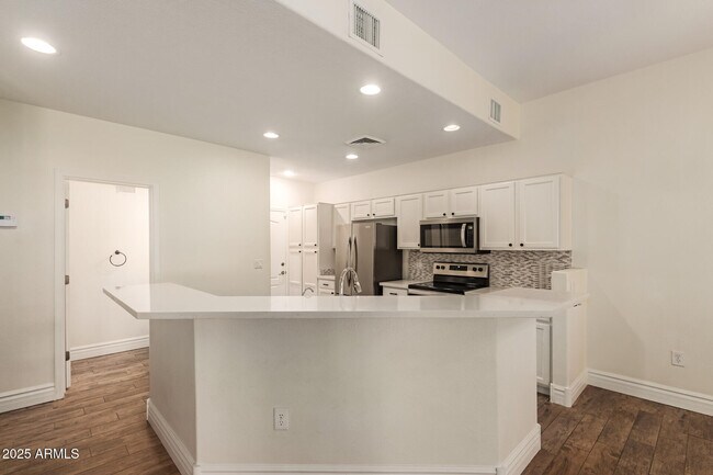 Building Photo - 1102 W Glendale Ave