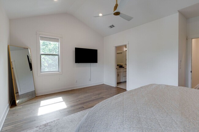 Building Photo - Great modern HPR with garage and view of t...