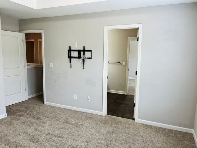 Building Photo - WOW! 5 bed, 4 full baths, brick exterior, ...