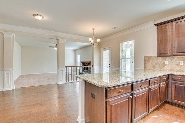 Building Photo - 5014 Vine Ln