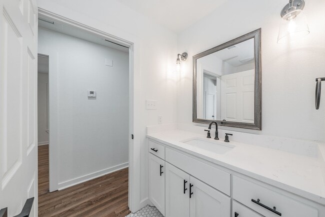 Building Photo - CHARMING HOME Close to TCU Campus!