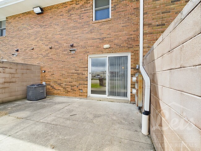 Building Photo - 1355 Chippewa Dr