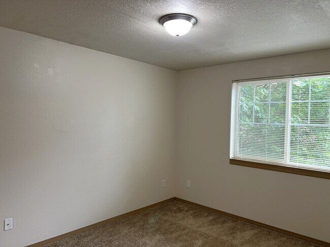 Building Photo - 3Bd/1.5Ba Two Story House - Available Soon!