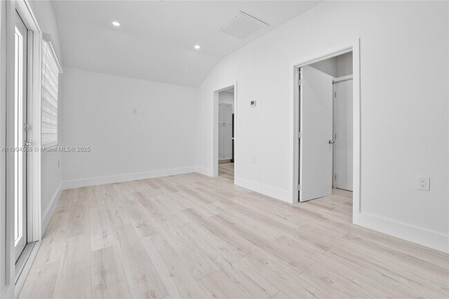 Building Photo - 129 SW 9th Ave