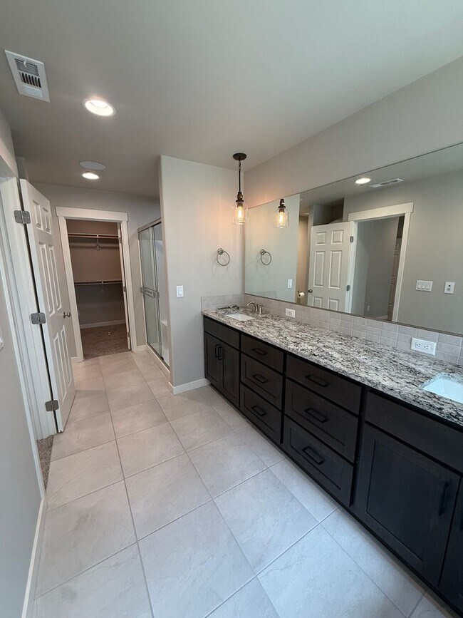 Building Photo - Beautiful Three Bedroom in Pasco Near Chiawana High School